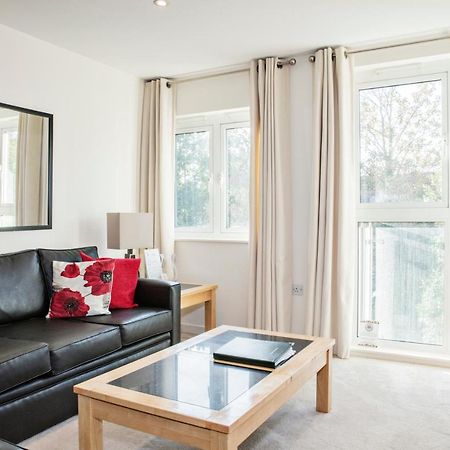 The Cedar Suite Уокинг Екстериор снимка