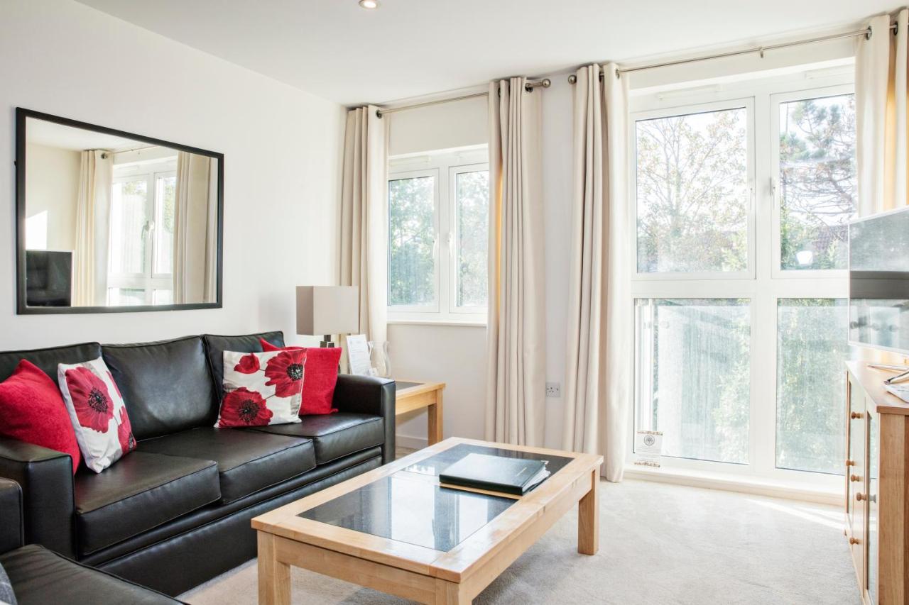 The Cedar Suite Уокинг Екстериор снимка