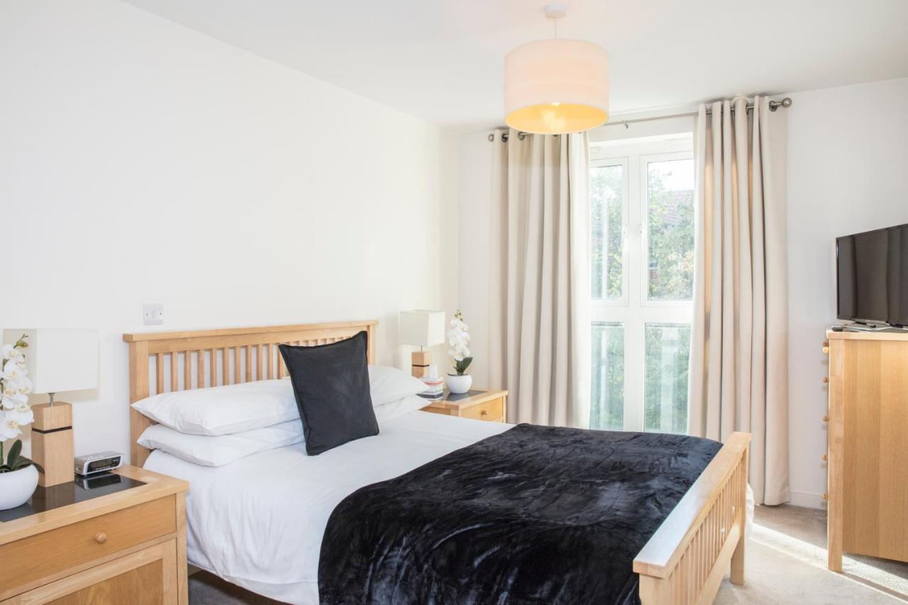 The Cedar Suite Уокинг Екстериор снимка