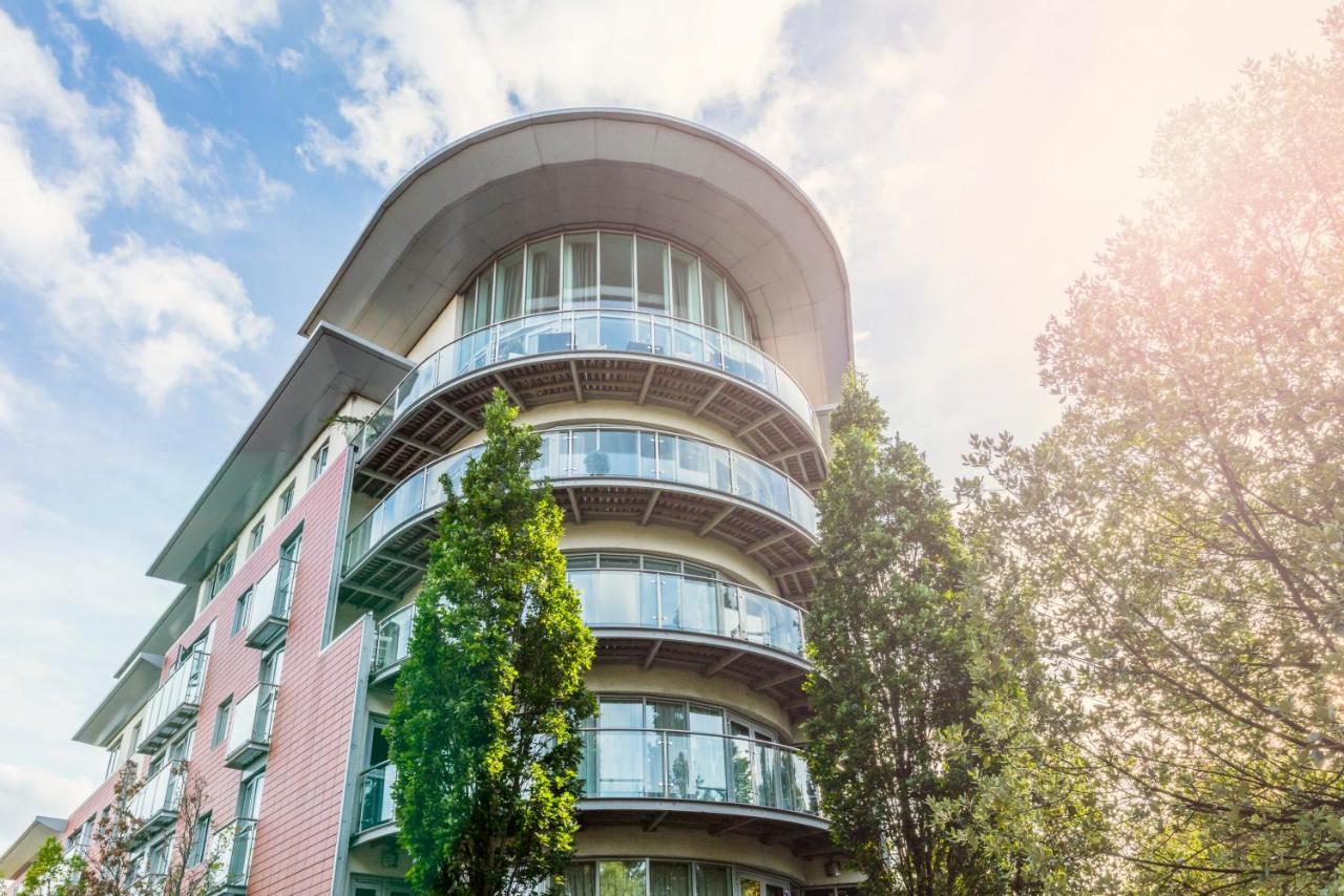 The Cedar Suite Уокинг Екстериор снимка