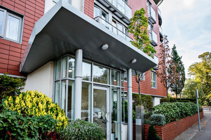 The Cedar Suite Уокинг Екстериор снимка